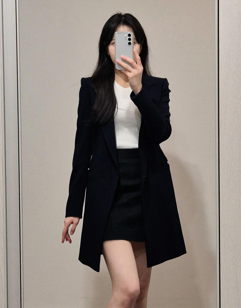 더아이잗컬렉션 피크드 라펠 네이비 울 미디 자켓(상태SSS급)