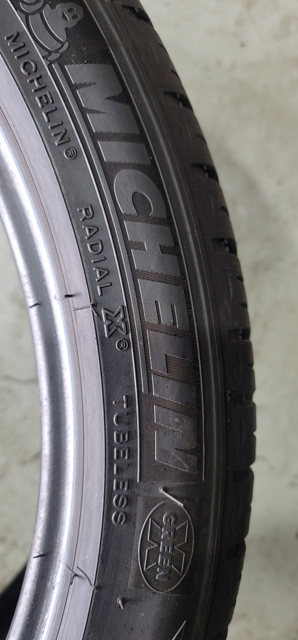 미쉐린 중고타이어 245 40 19 팝니다.