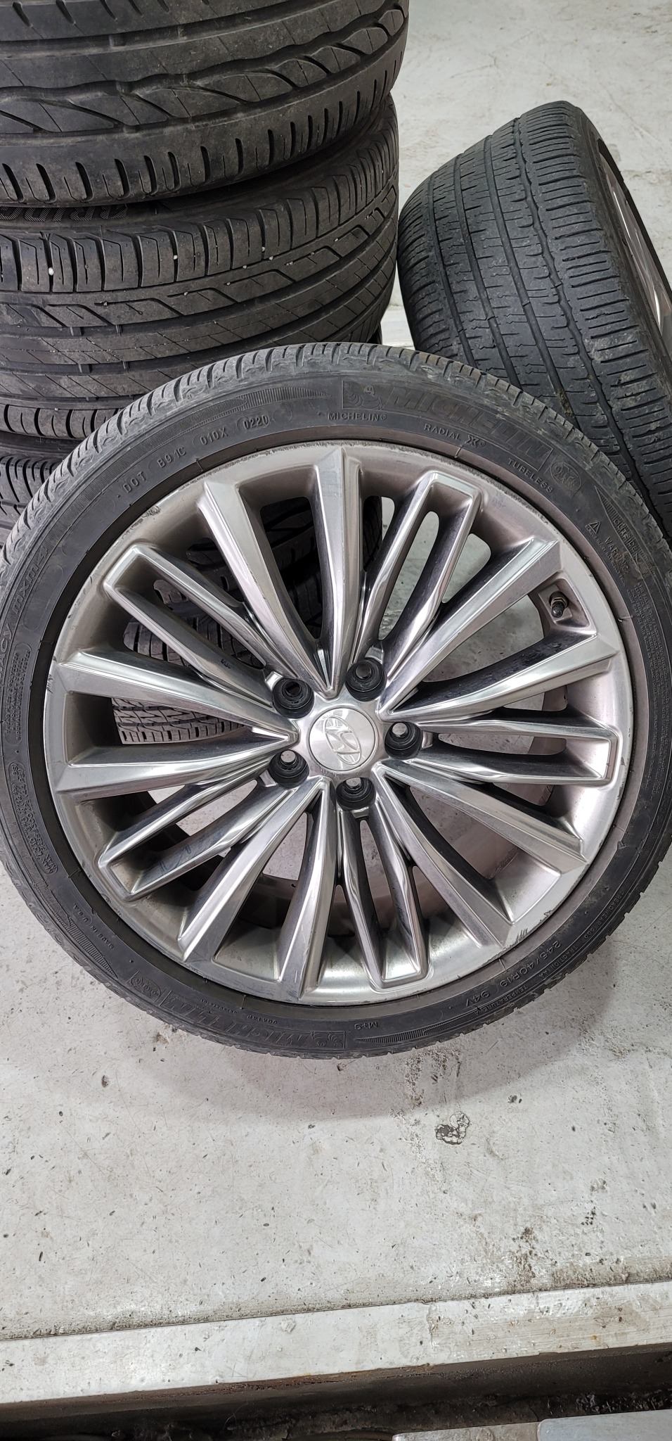 현대 그랜저ig 19인치 휠타이어세트 팝니다