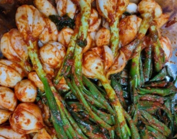 줄기 달린 햇양파김치