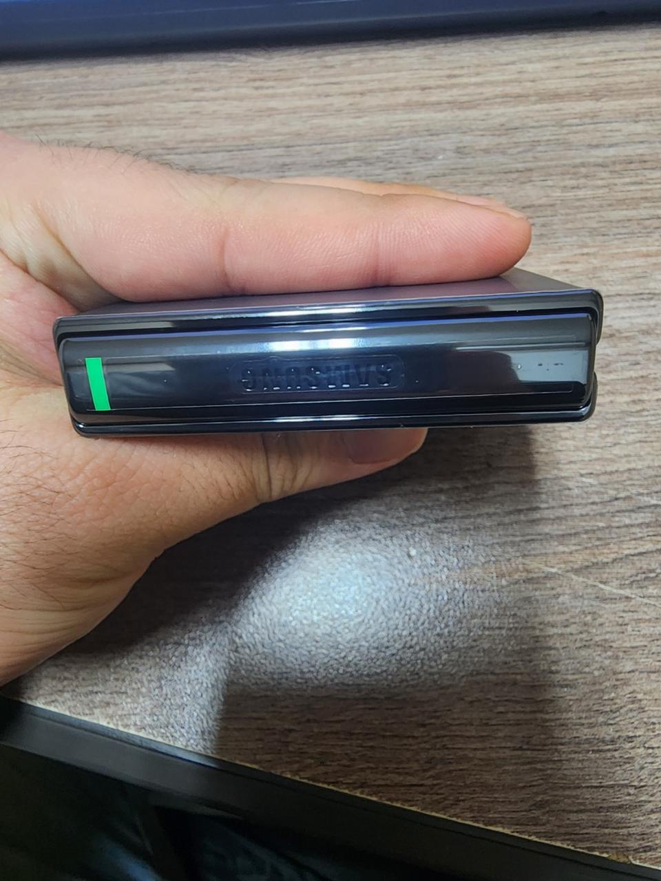 갤럭시Z플립4 블랙 A급팝니다.