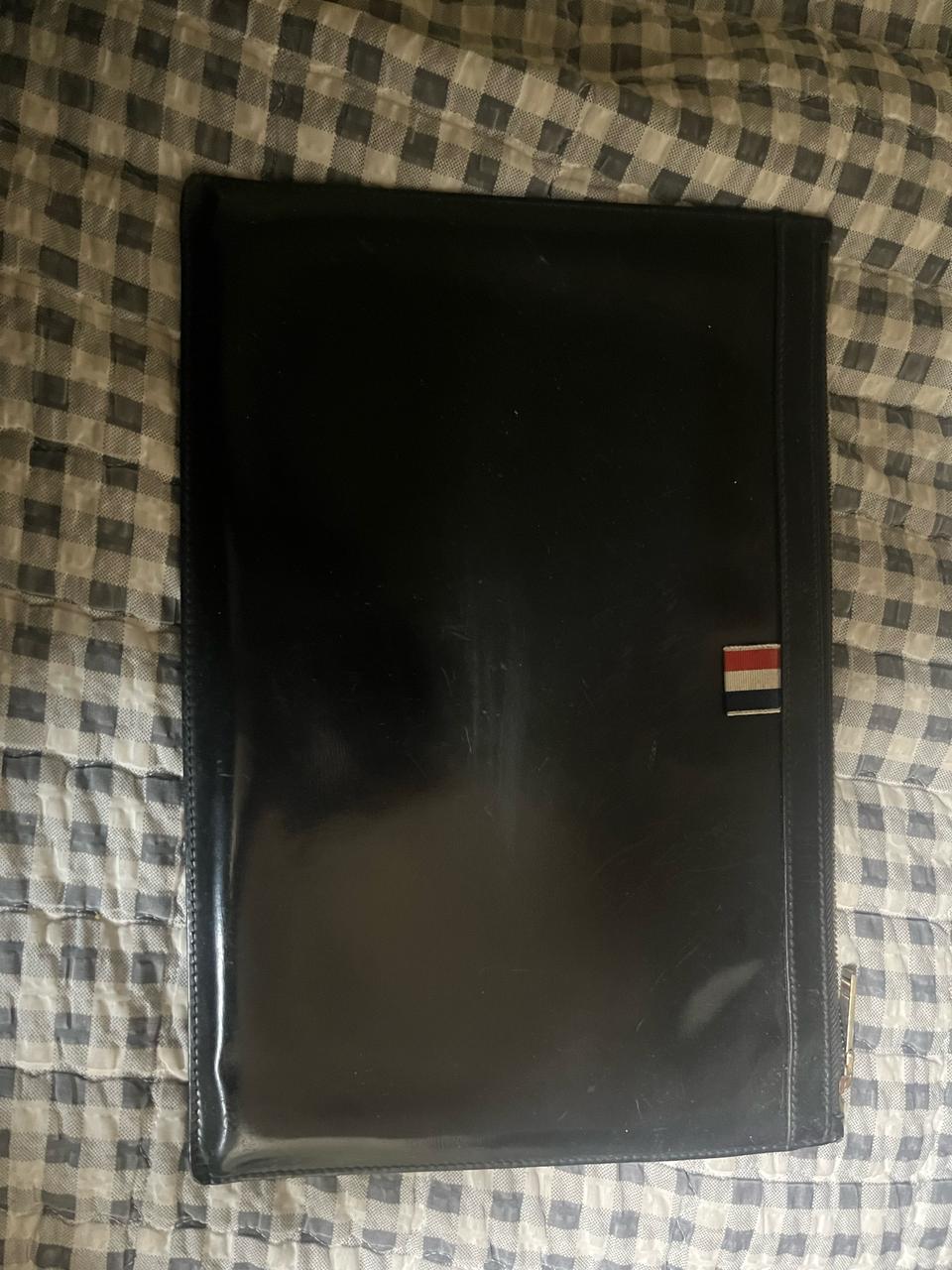 톰브라운 유광 클러치 판매합니다