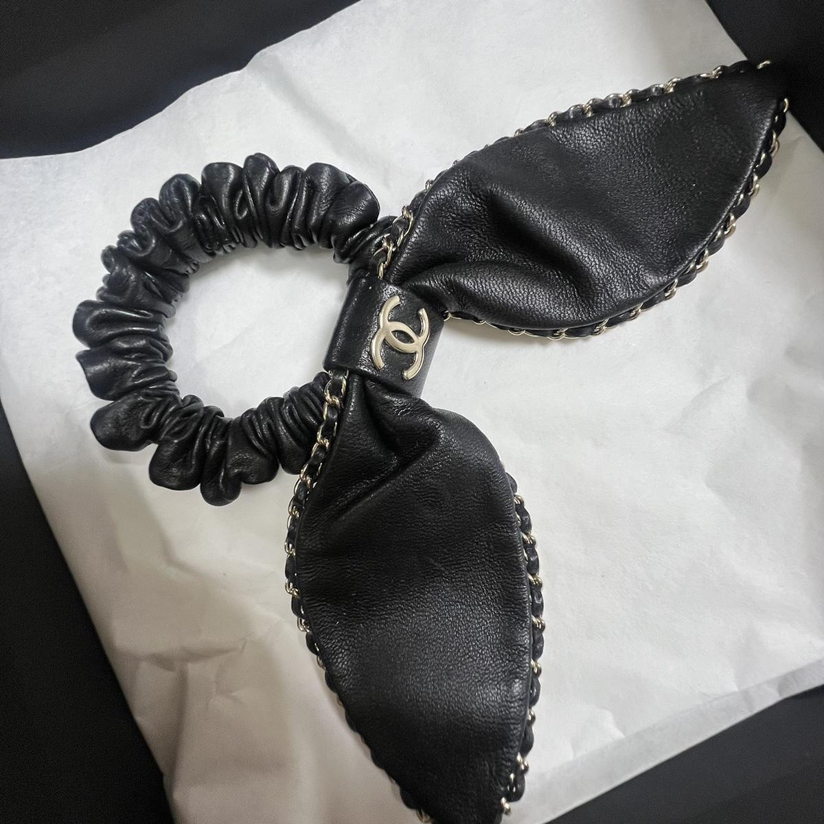 샤넬 레더 헤어슈슈 머리끈