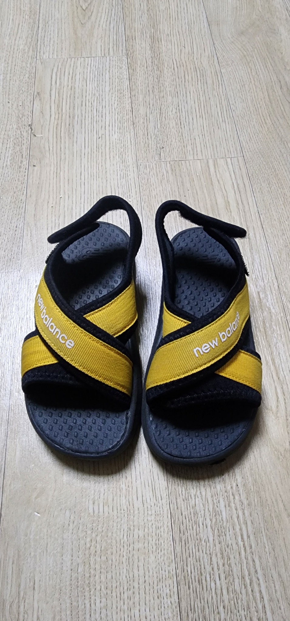 뉴발란스 키즈 샌들팝니다