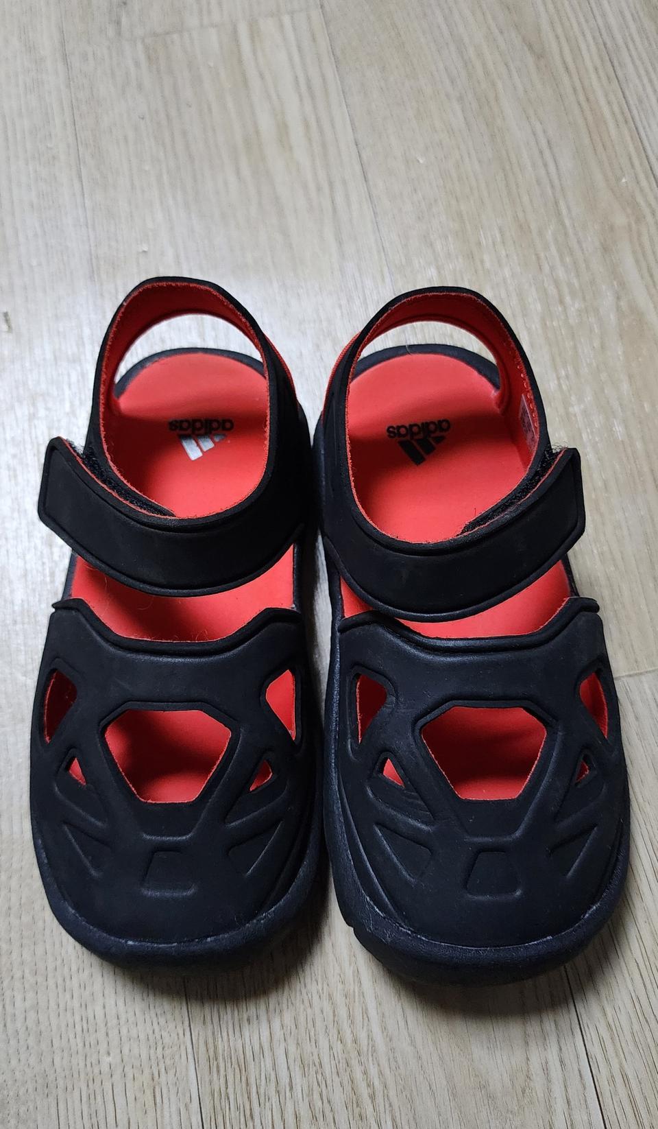 아디다스 키즈 샌들 팝니다