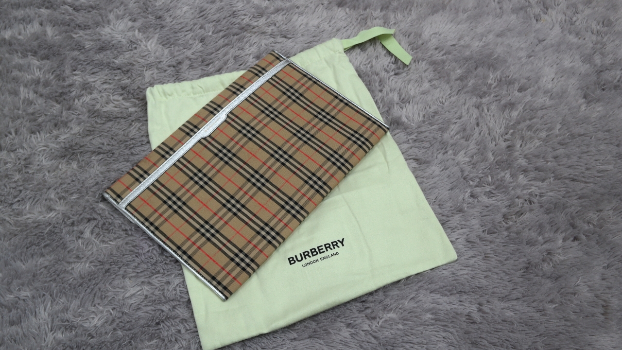 버버리 엔벨롭 체크클러치백