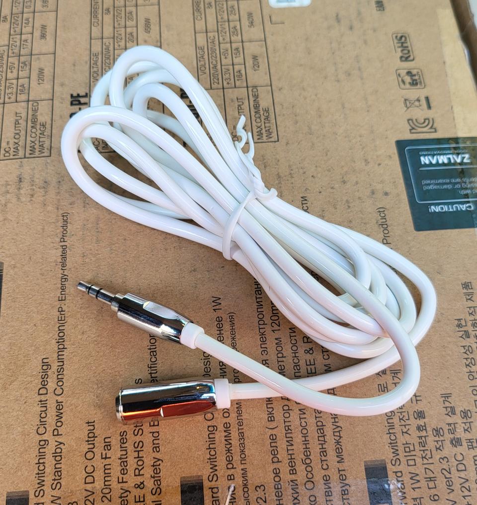 3.5mm 스테레오 연결선입니다.미사용 물품.길이는 1.8m 나옵니다.