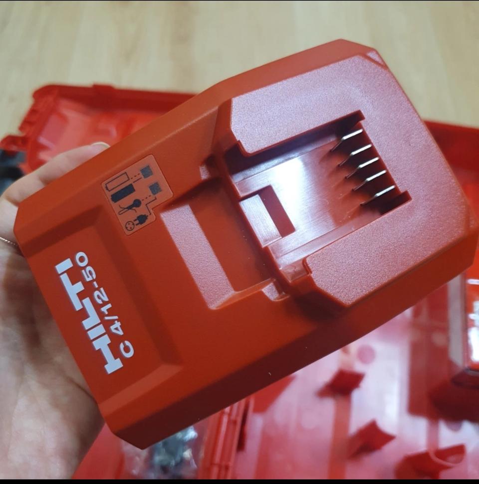 힐티 C4/12-50 12V용 50W 충전기