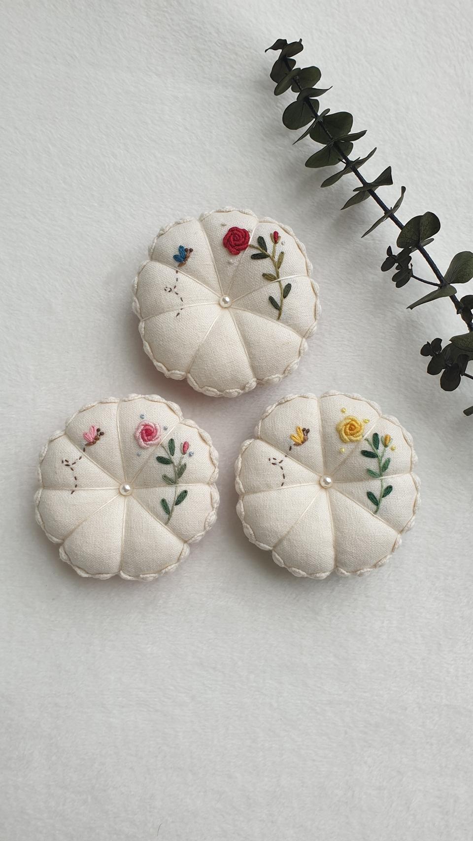 풍수인테리어소품) 프랑스자수 호박핀쿠션(꽃과 나비)