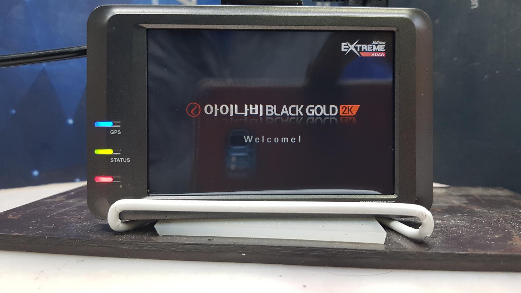 정비된 아이나비 블랙골드2k 앞쪽 본체만.