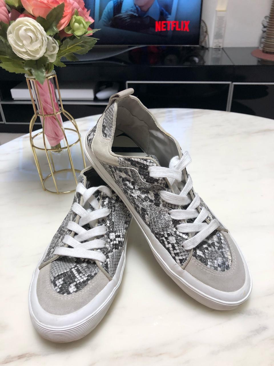 자라 뱀피무늬 스니커즈 235