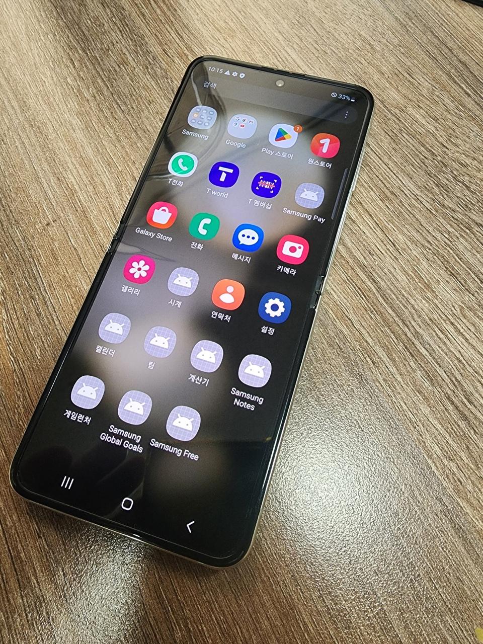 갤럭시Z플립5 화이트팝니다.