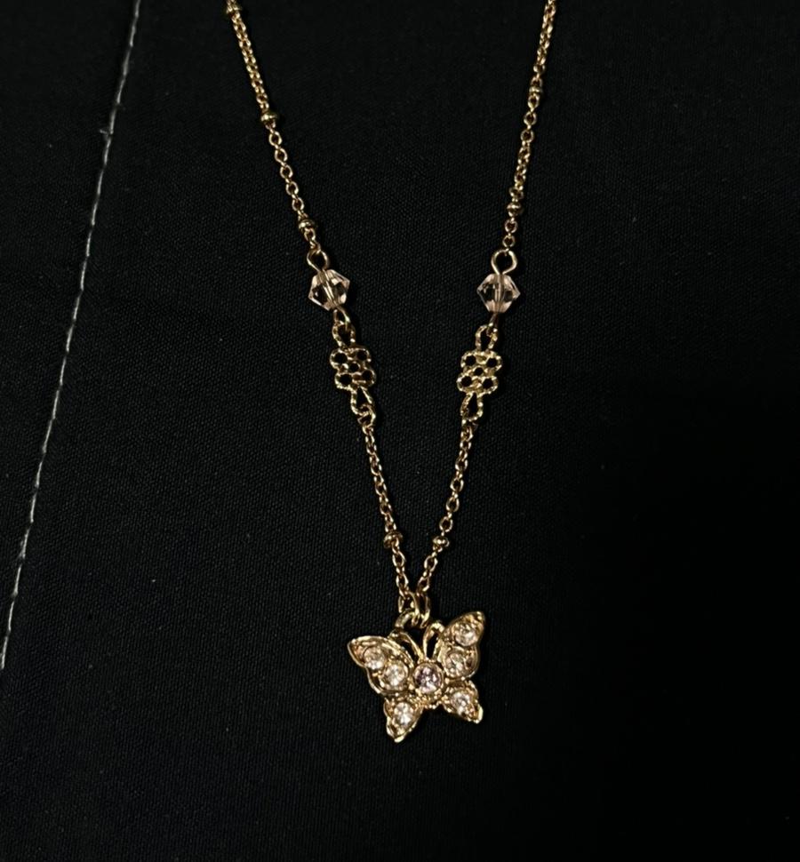 안나수이 나비 목걸이 착샷