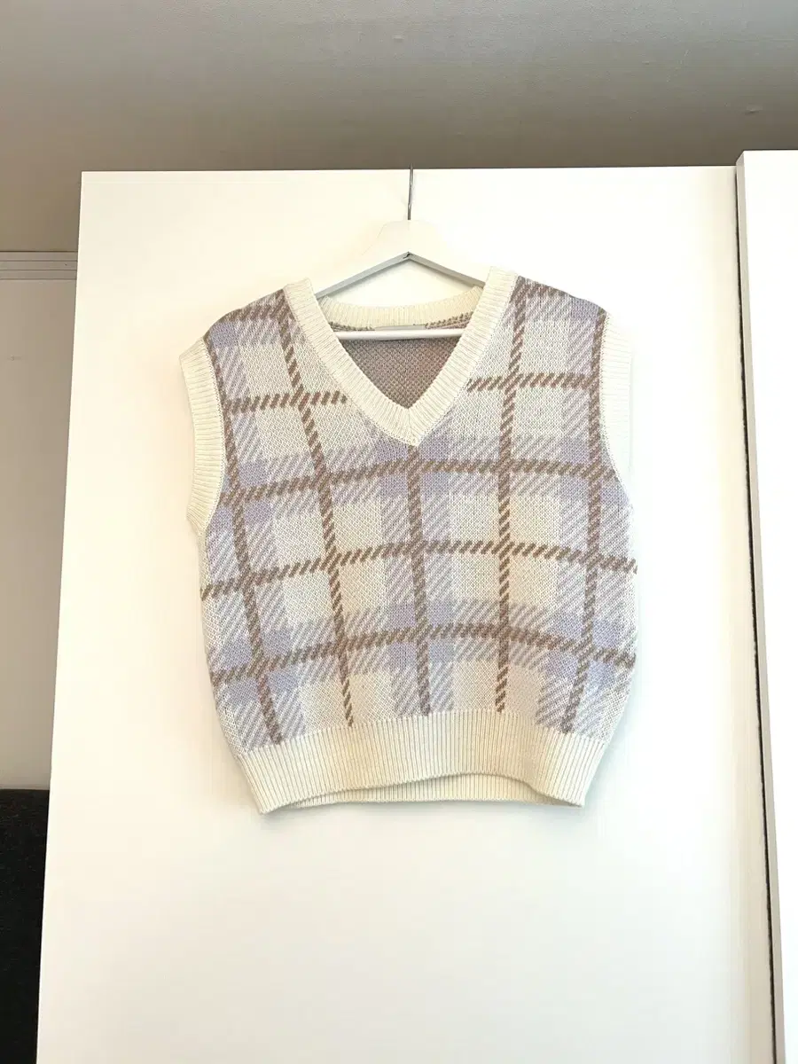 트위 라벤더 체크무늬 니트 조끼