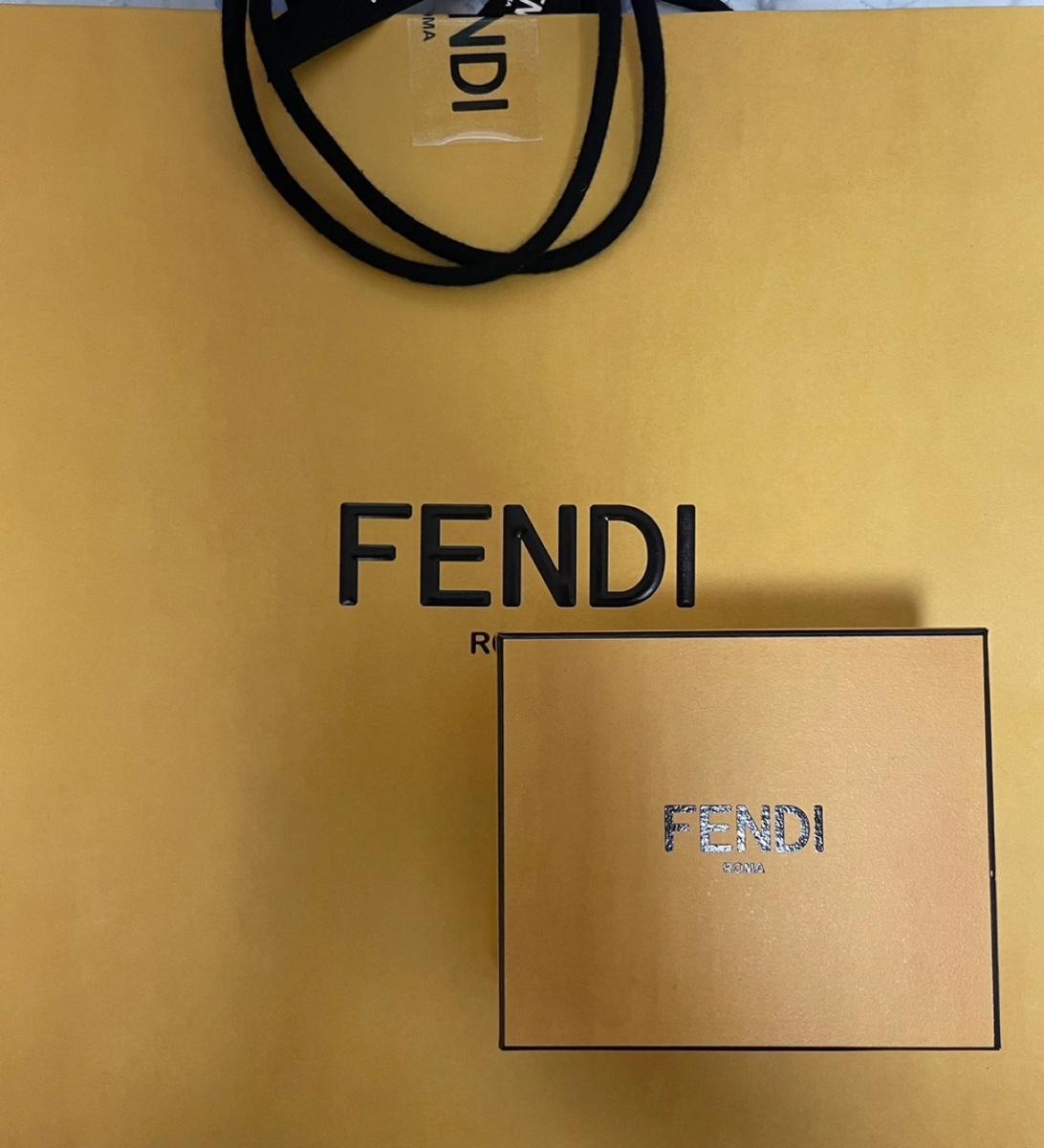 [미개봉 새상품] 펜디 23 FF 나노 바게트 참백 화이트