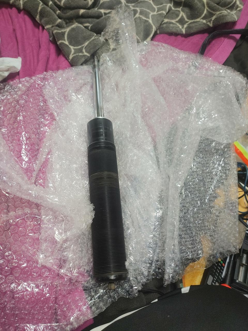 아수라다웍스 에어쇼바 카트라지 1쪽 판매합니다