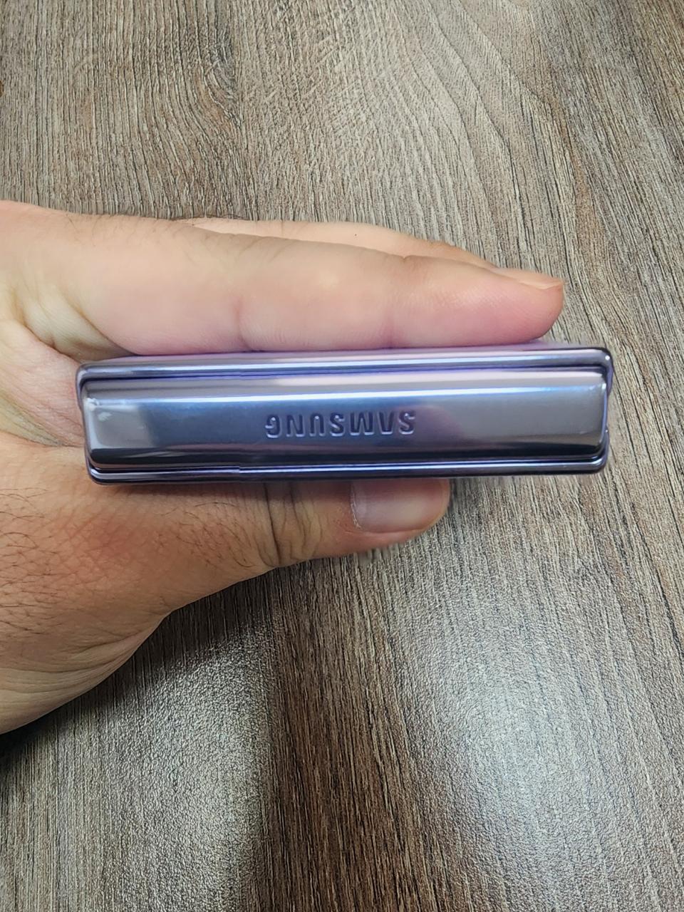 갤럭시Z플립4 라벤더팝니다.