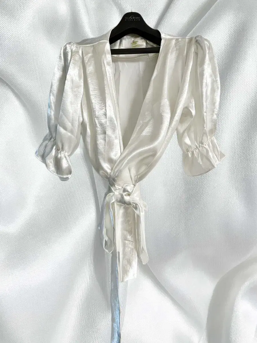 새틴 반팔 블라우스