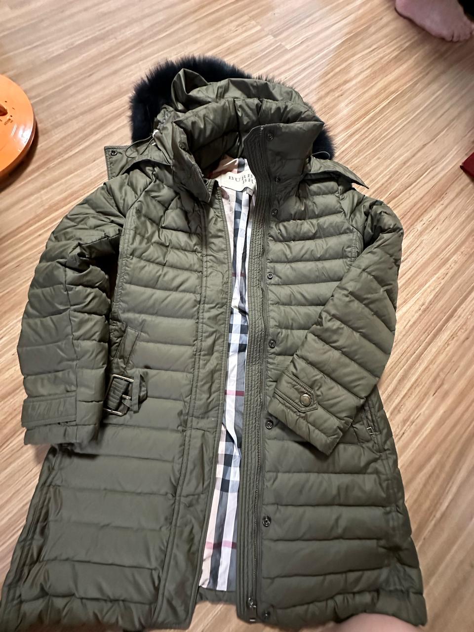 버버리 패딩 팔아요옷 정리해요 필요하는분톡주세요 자크부분에 약간하자있지만 기능상 문제는 없어요 자크때문에 저렴하게올려요