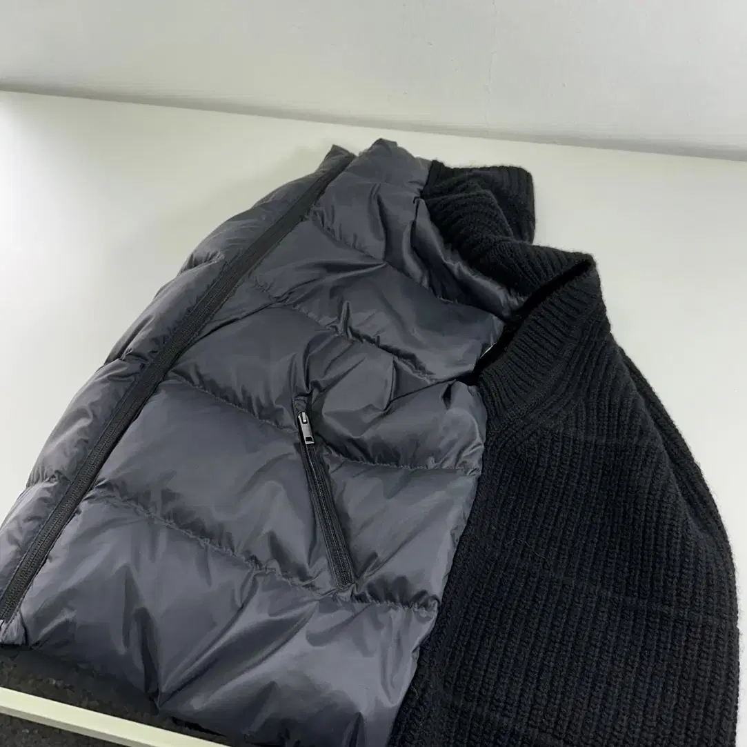 블랙 니트 패딩 조끼 (오리털)