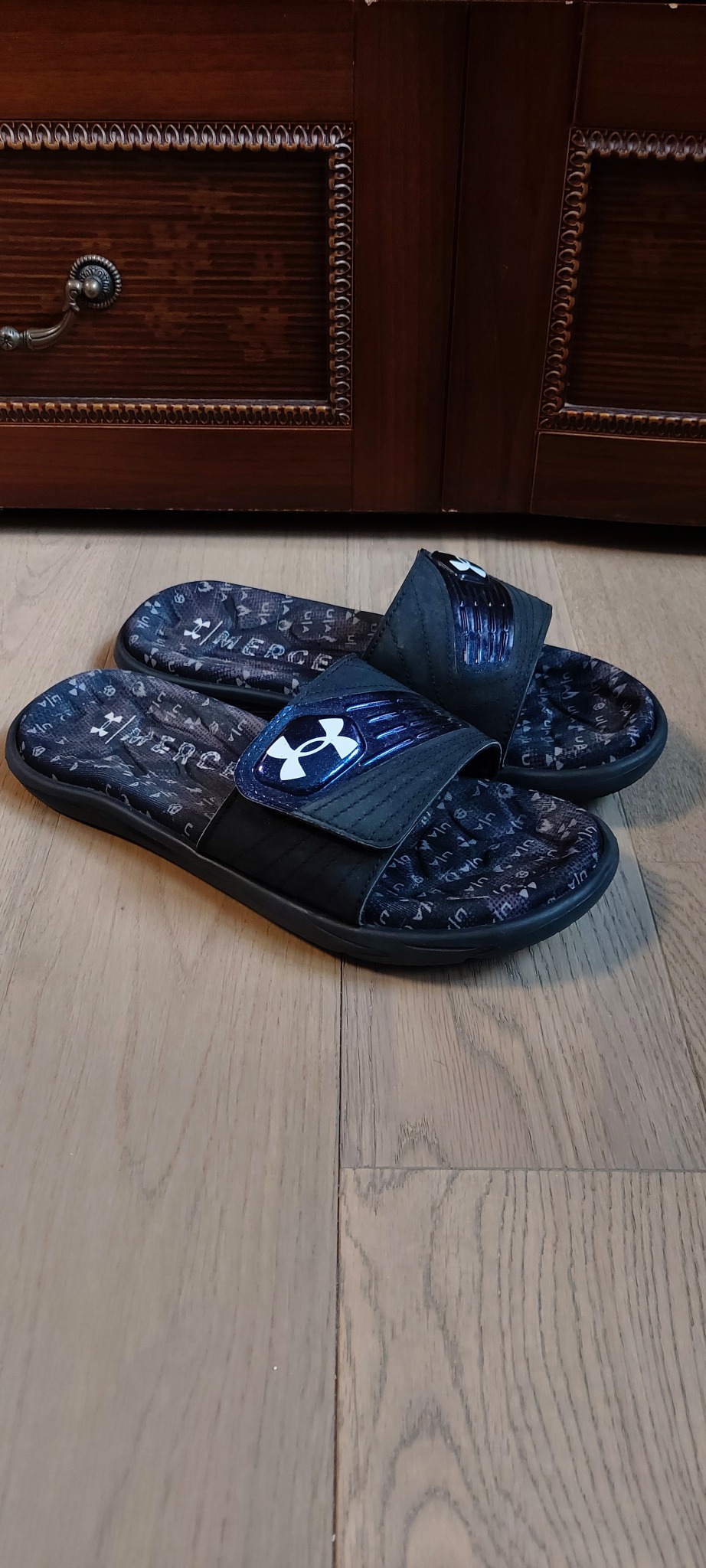 언더아머 벨크로 슬리퍼. 260.