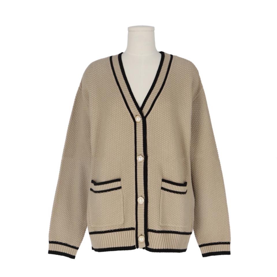 베이지 배색 진주 가디건