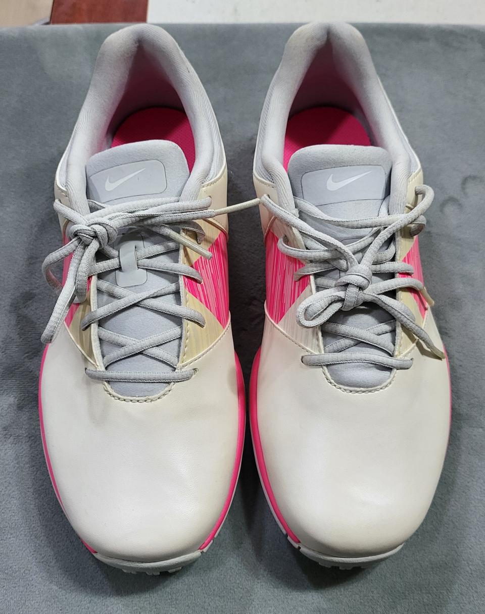 여성용 나이키 골프화.미사용.사이즈는 225mm~230mm입니다.