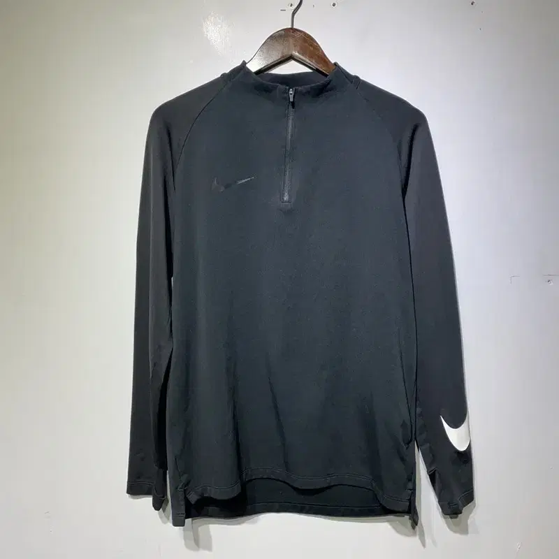 나이키 블랙 반집업 기능성 긴팔티 100 A02436