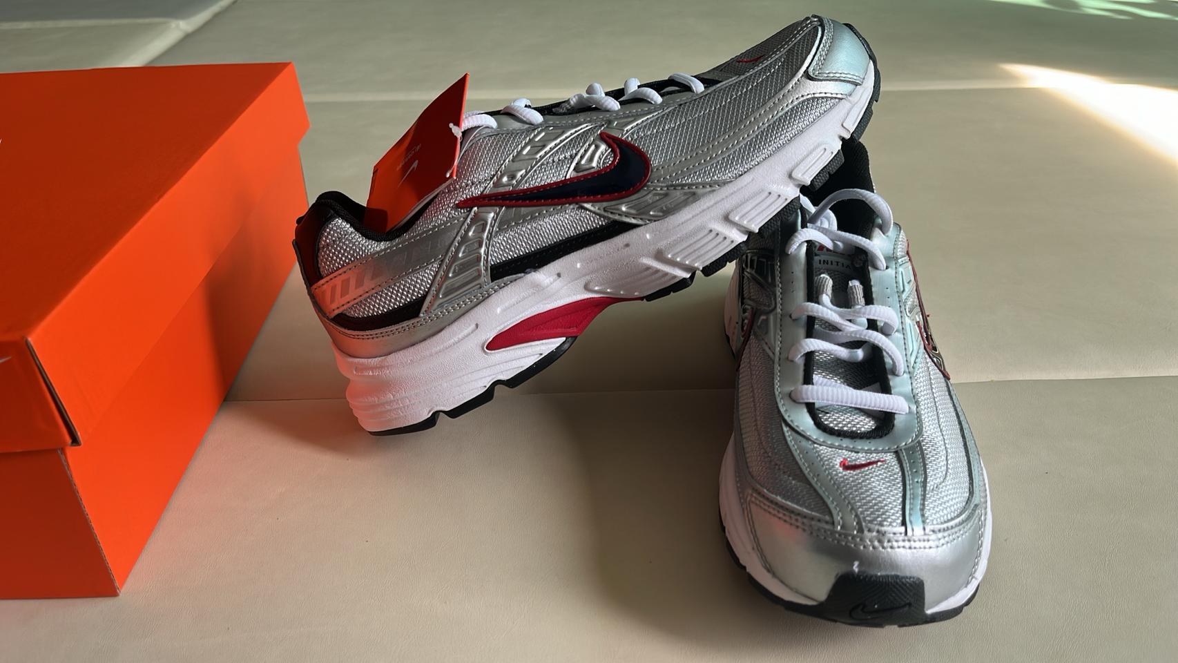 나이키 이니시에이터 은빨 실버 260