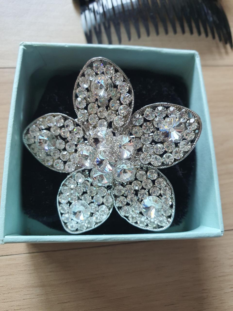 큐빅. 보석 브로치