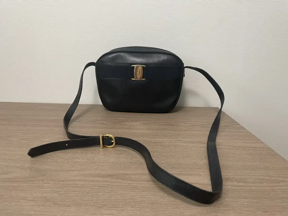 정품 페라가모 크로스백