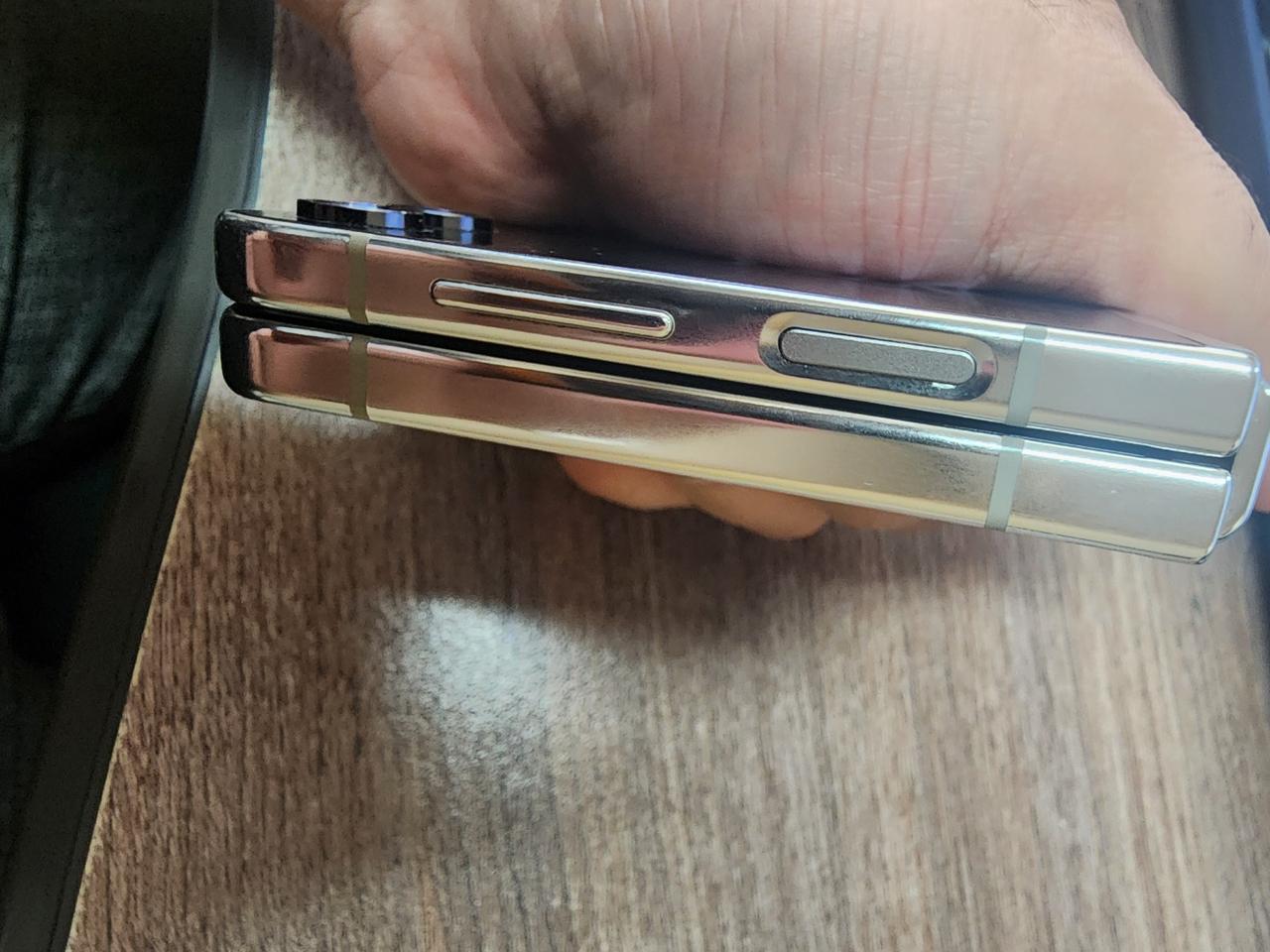 갤럭시z플립5 512기가 화이트팝니다.