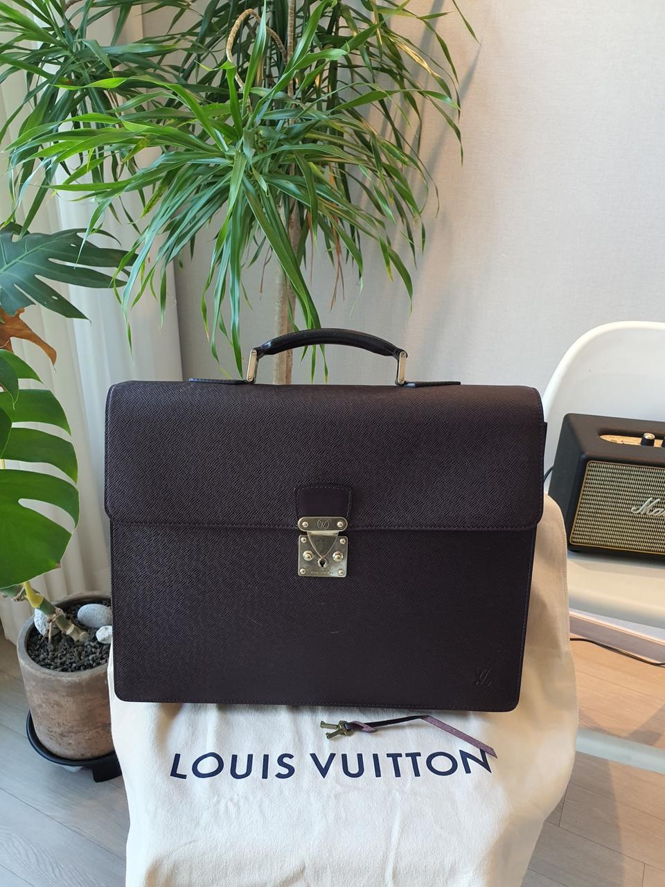 루이비통 타이가 모스코바 서류가방