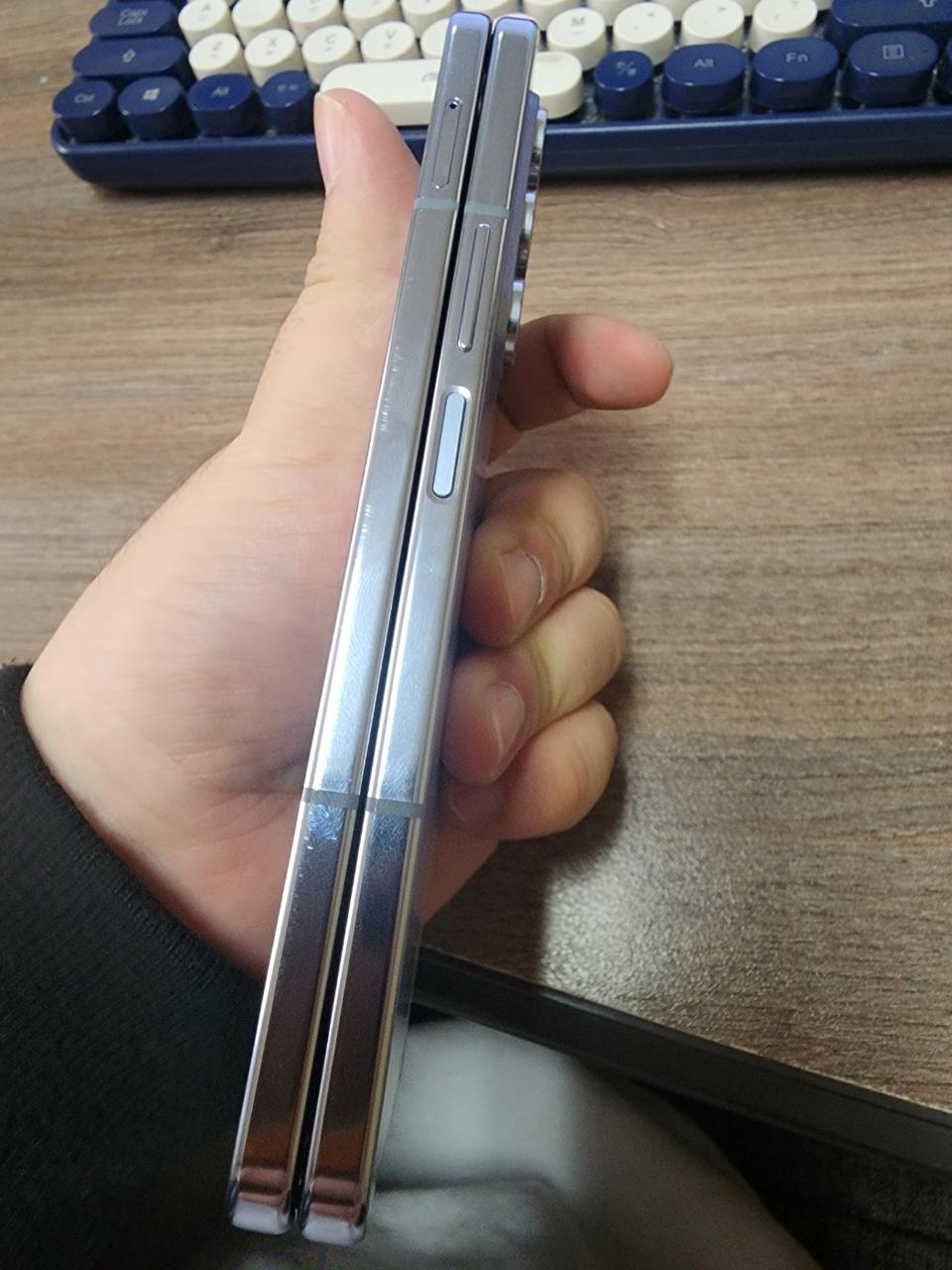 갤럭시Z폴드5 블루팝니다.