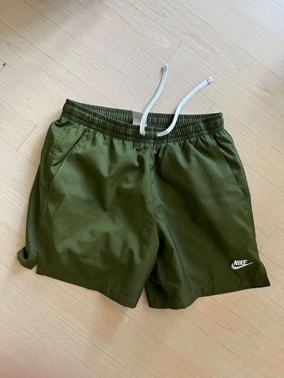 나이키 우븐 플로우 반바지 M사이즈 팔아요!