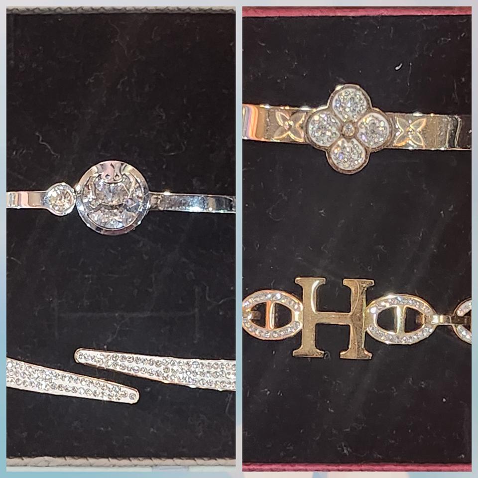 새상품. 써지컬 팔찌.선물용 케이스포함.첫번째 위에것은 판매됨.