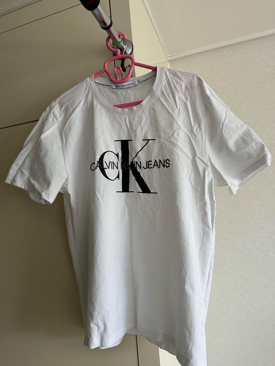 캘빈클라인 반팔 티셔츠 XL 판매합니다