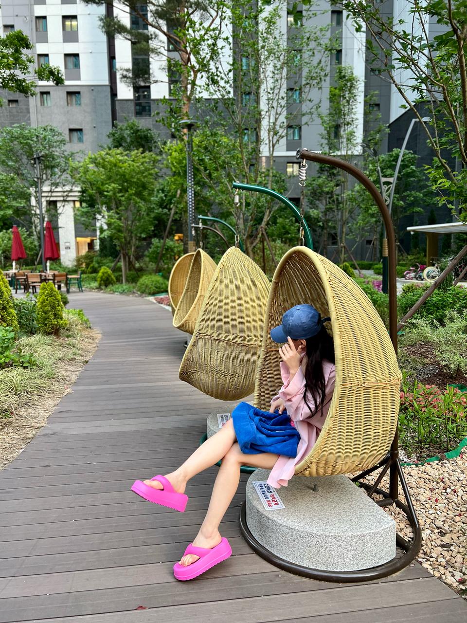 # 핫핑크 통굽 쪼리 여름 샌들 슬리퍼