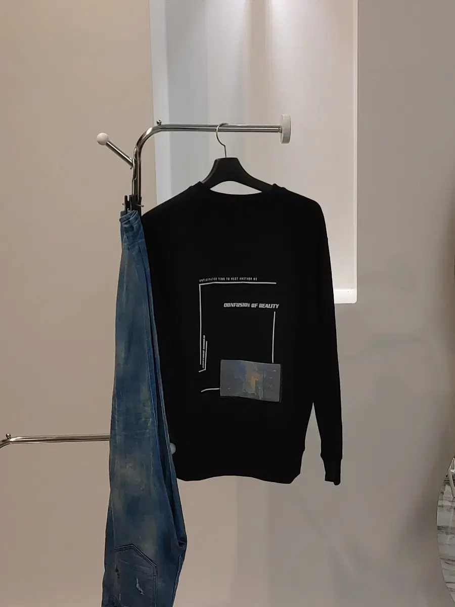 백화점 새상품 ANDZ 블랙 명화 맨투맨