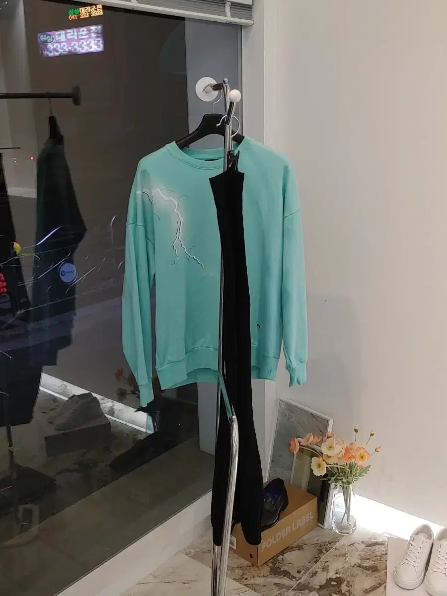 나우 오버핏  맨투맨 (새상품급)