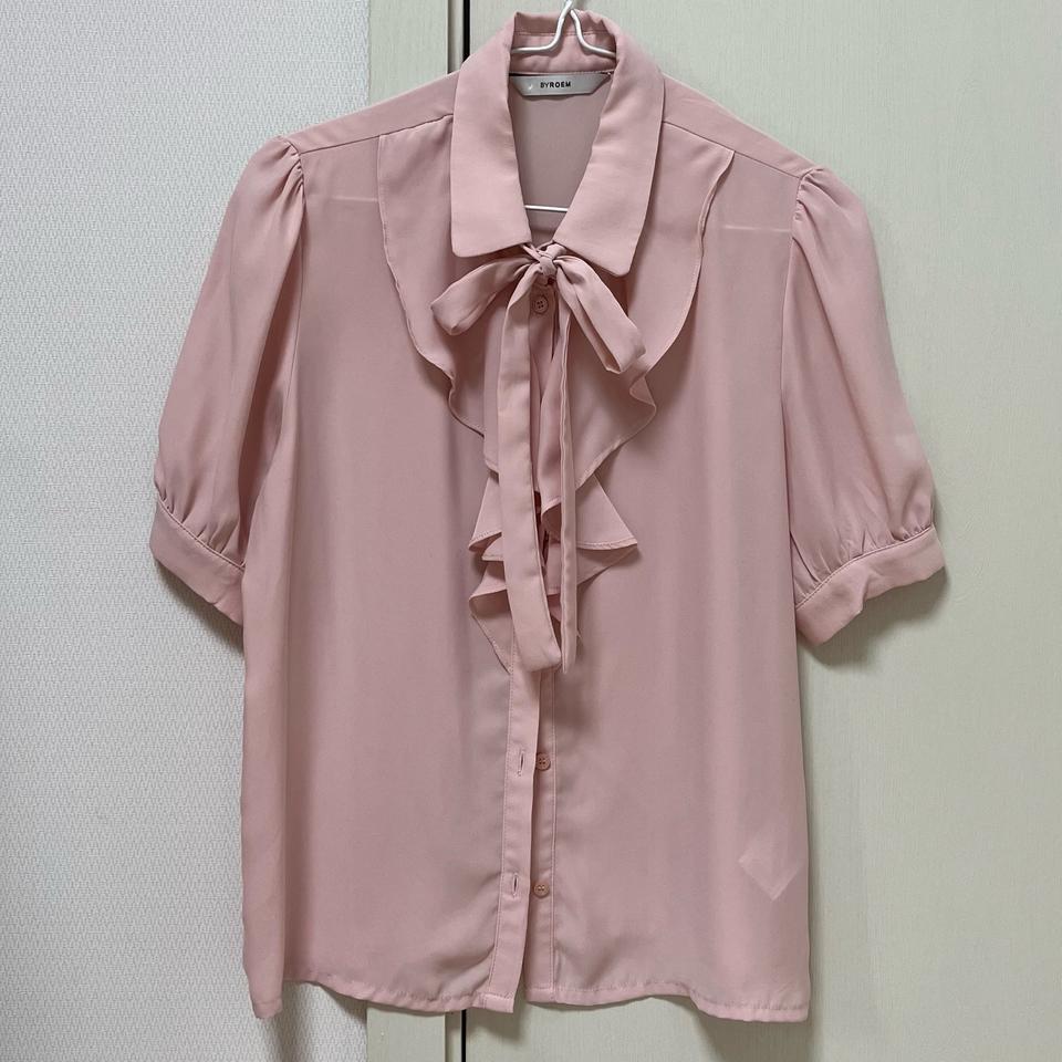 로엠 딸기우유색 반팔 블라우스