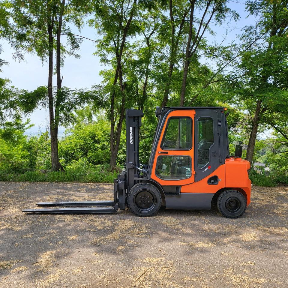 중고지게차 두산 D30SE-7 디젤21년식(캐빈,로테이팅,통타이어,덧발)