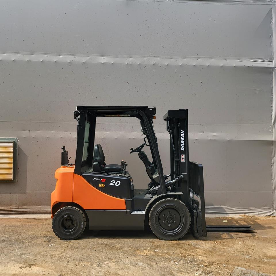 중고지게차 두산 D20SE-7 디젤2톤지게차(자동발,통타이어)