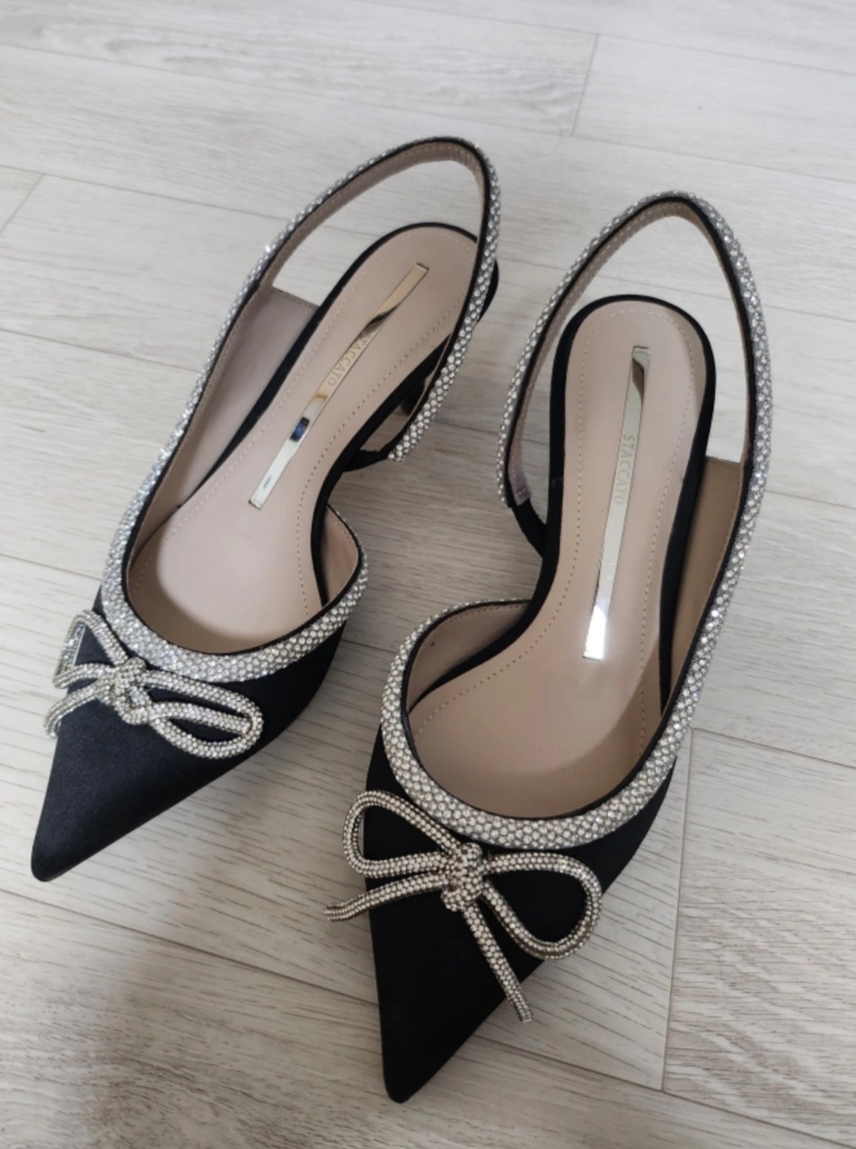 스타카토 슬링백 225