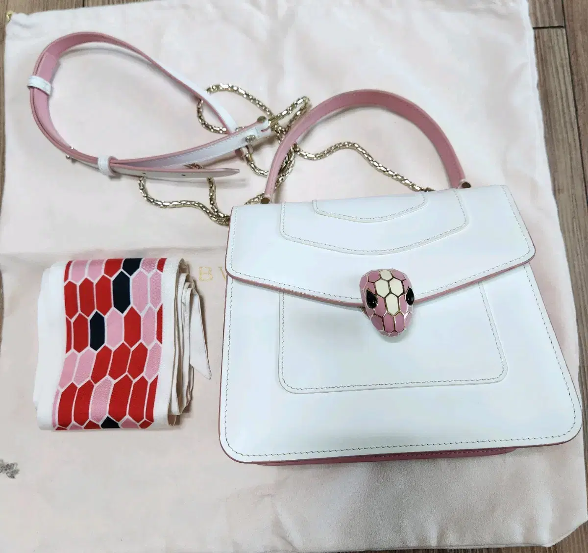 불가리 세르펜티 포에버 탑핸들 핑크화이트