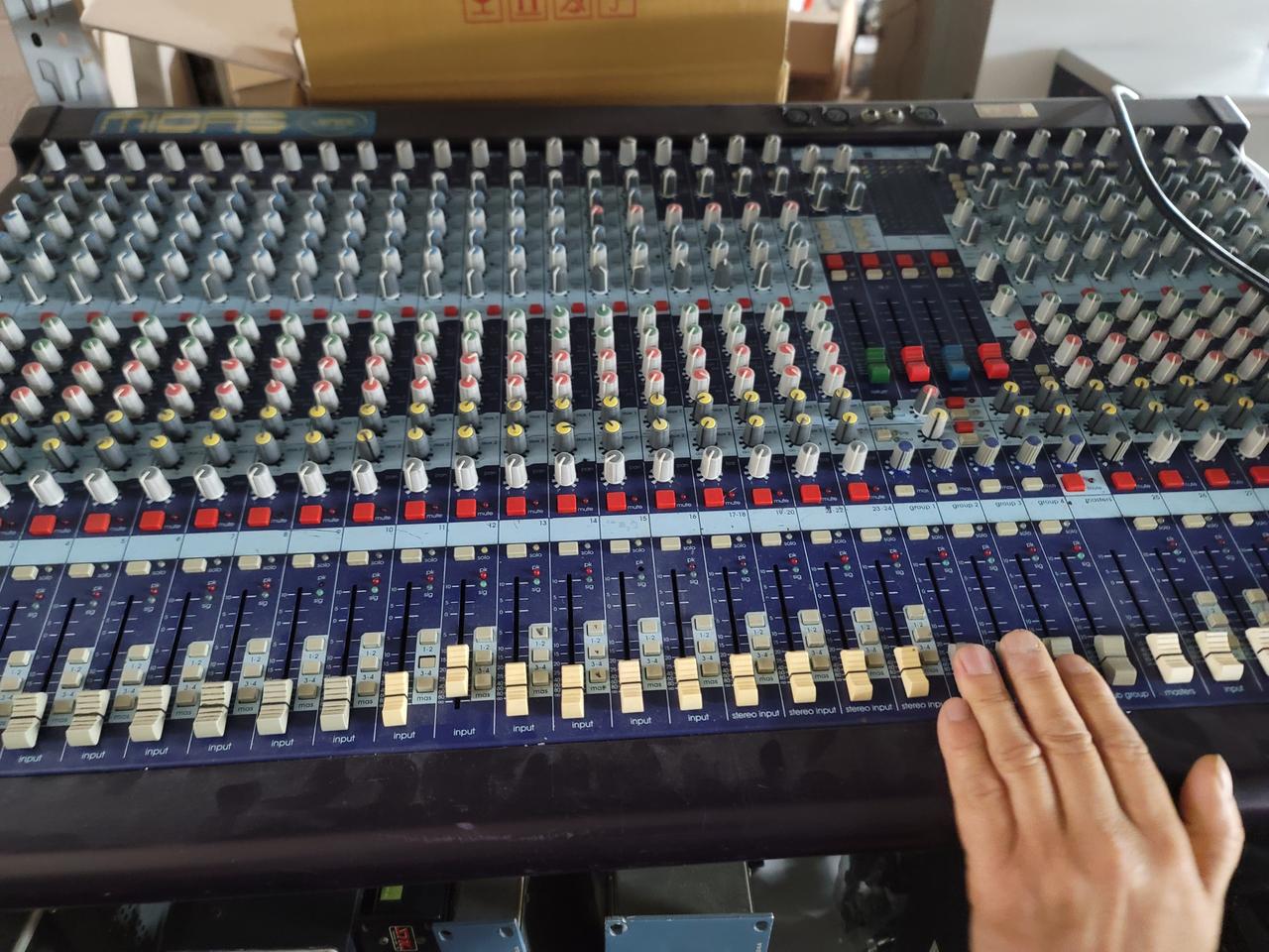 32 채널 음향 믹서기 입니다.