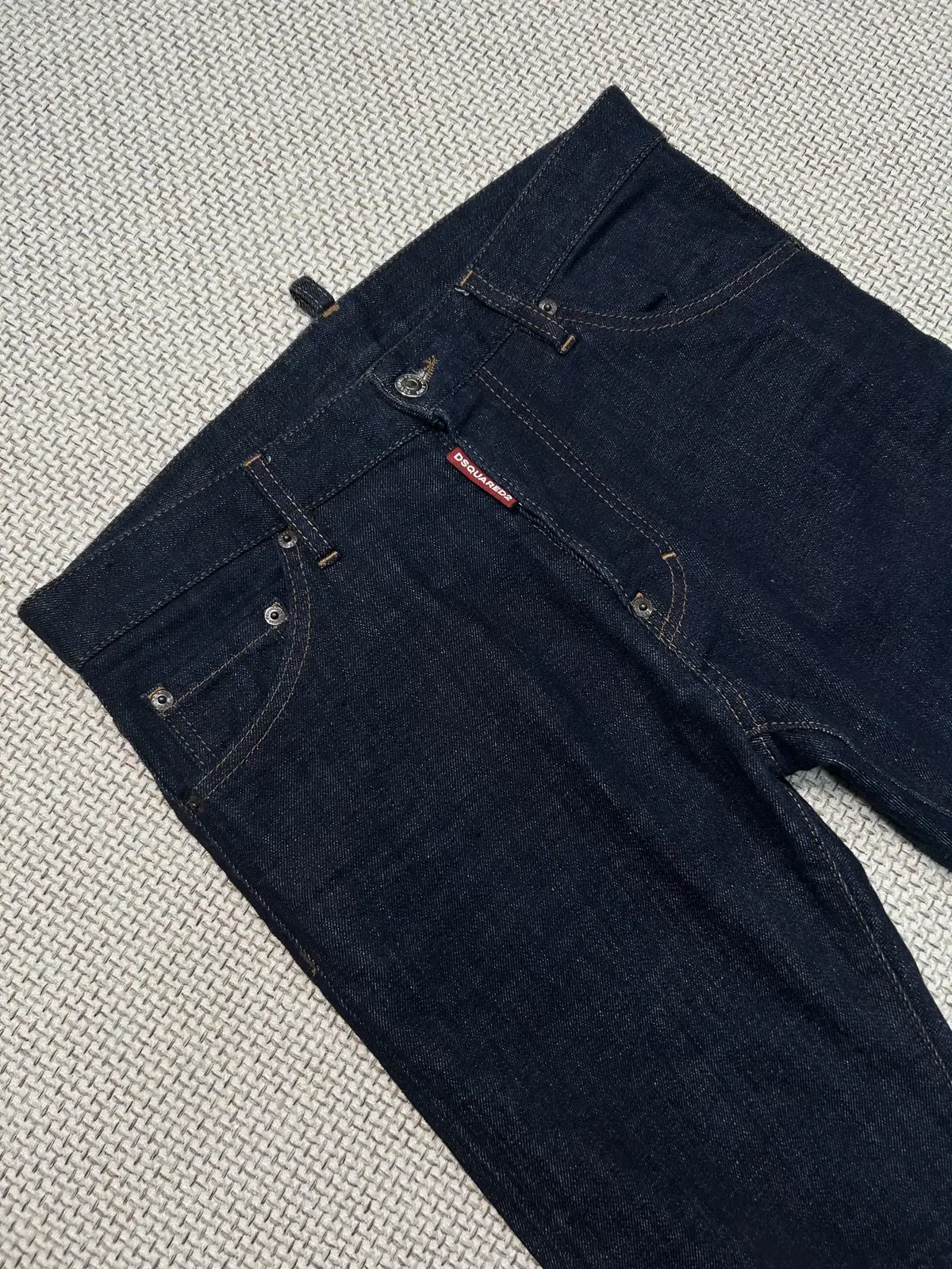 디스퀘어드2 흑청 32인치