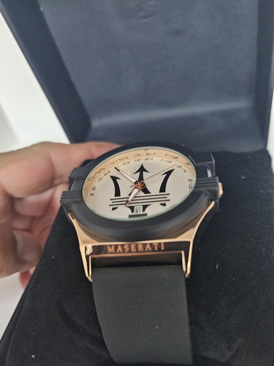 마세라티정품(새것)소비자가 30만원대.심플하고 고급스러운 디자인