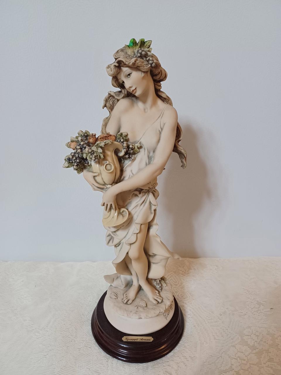 꽃병을 든 여인 이태리 명품