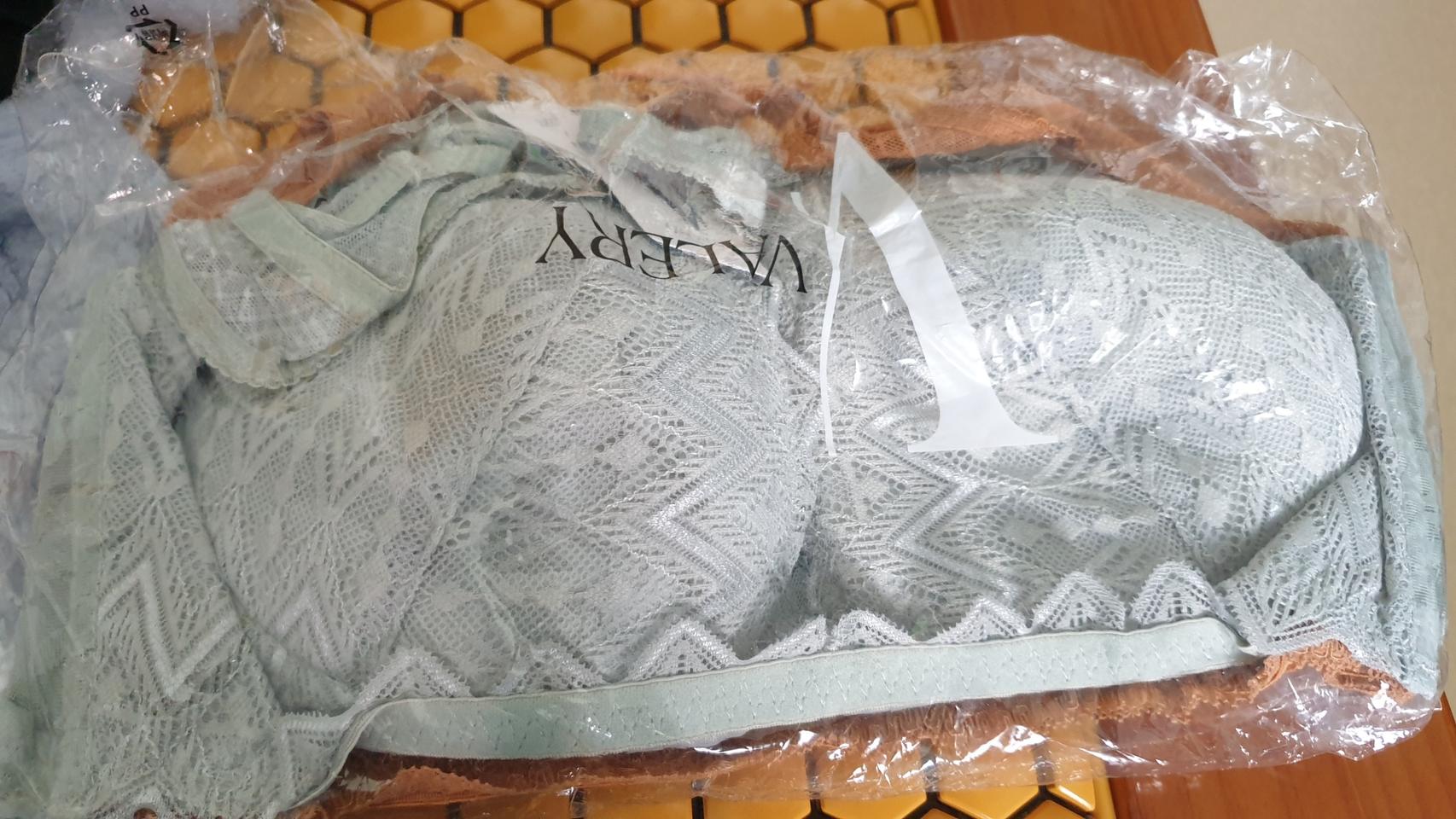 브라팔아요싸이즈ㅡ95ㅡb컵이에요.1장당가격이고.4장잇어요